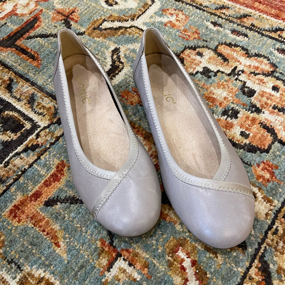 Vionic Gray Flats